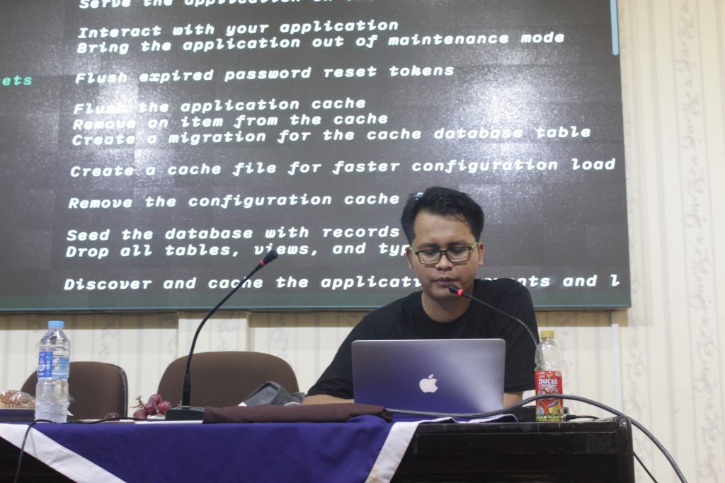 Amirul dari Kawan Koding menyampaikan Materi Laravel