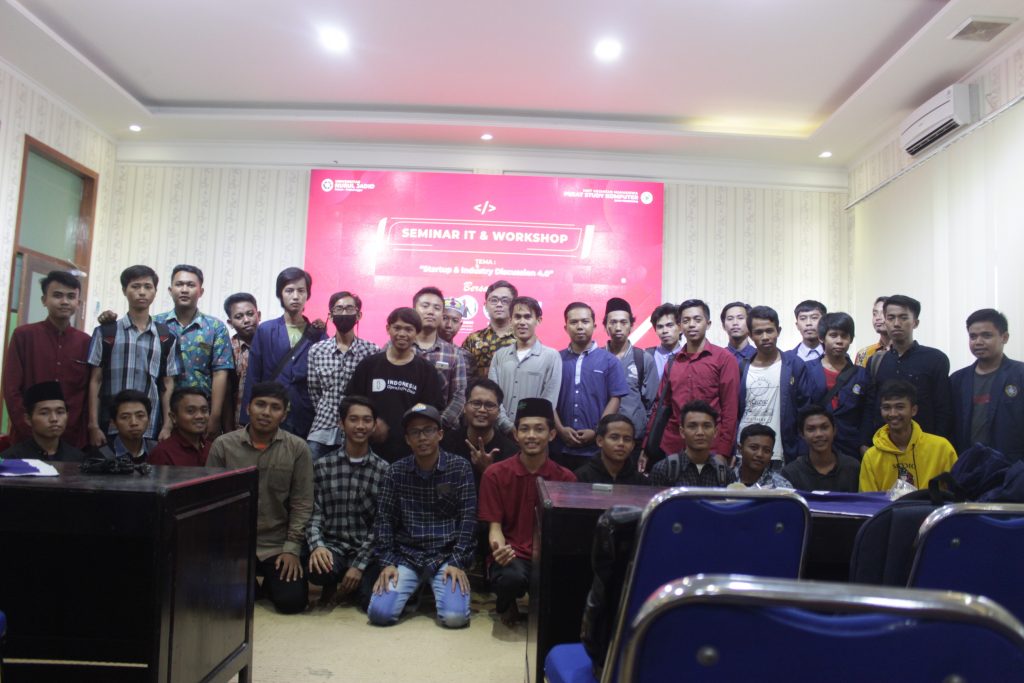 Foto Bersama peserta seminar di Universitas Nurul Jadid